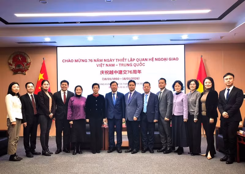 出席活动的双方代表合影。（图片来源：越通社）