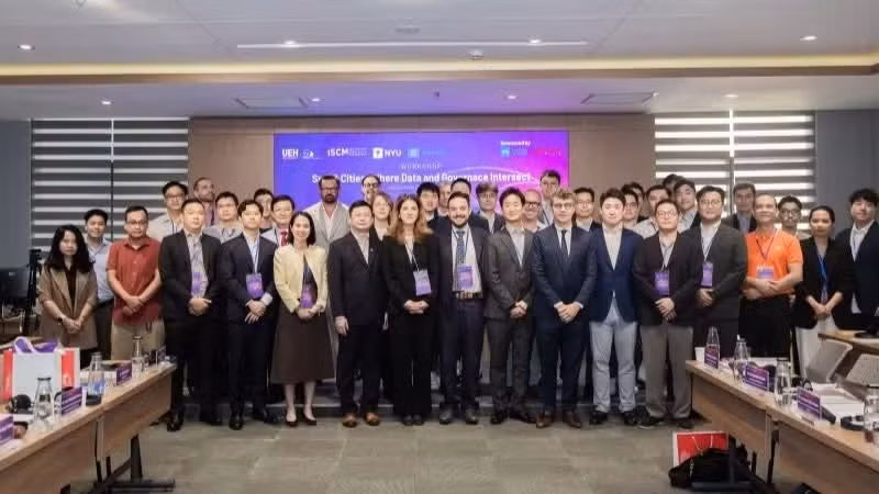 参加会议的各位演讲者合影。（图片来源：越通社）