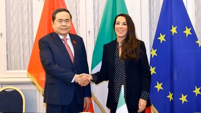 越南国会主席陈青敏会见意大利参议院副议长莉西亚·罗祖利。（图片来源：越通社）
