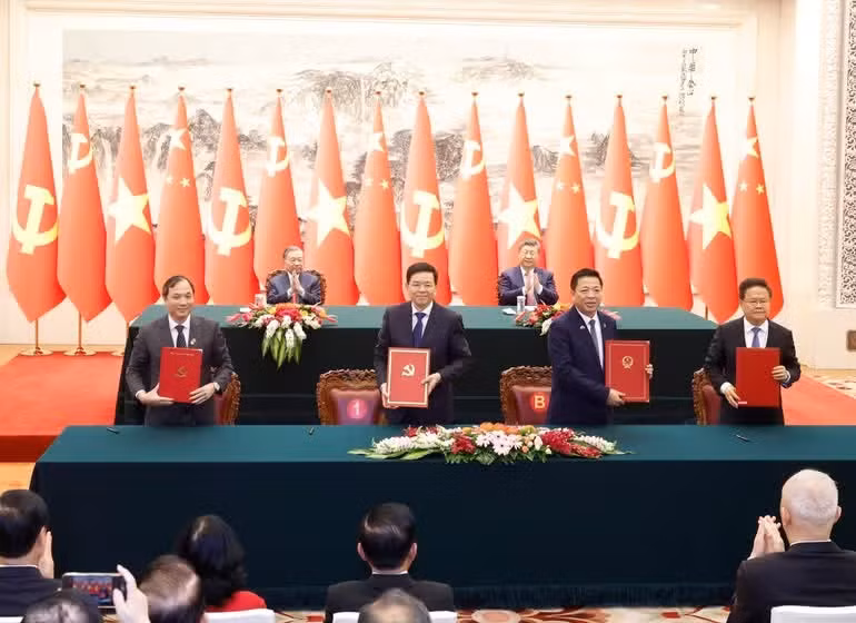 越共中央总书记、越南国家主席苏林和中共中央总书记、中国国家主席习近平出席两国合作文件签字仪式。（图片来源：越通社）