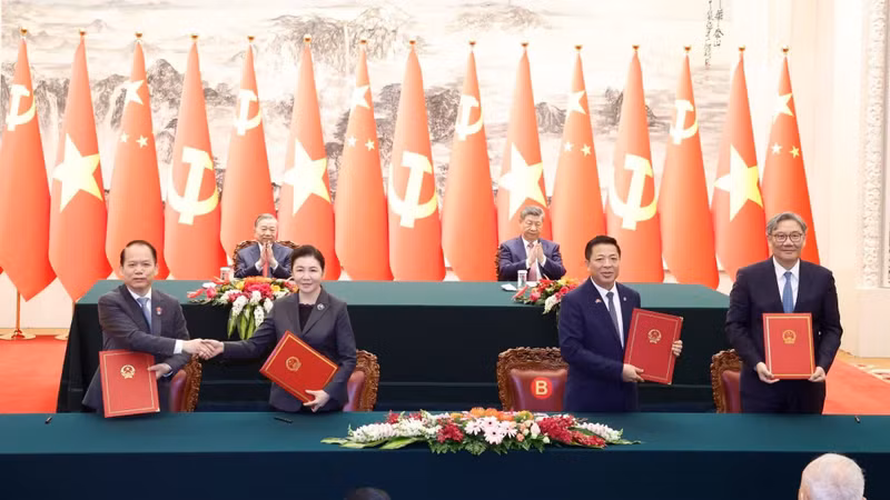 越共中央总书记、国家主席苏林与中共中央总书记、国家主席习近平共同见证多项双边合作文件的签署