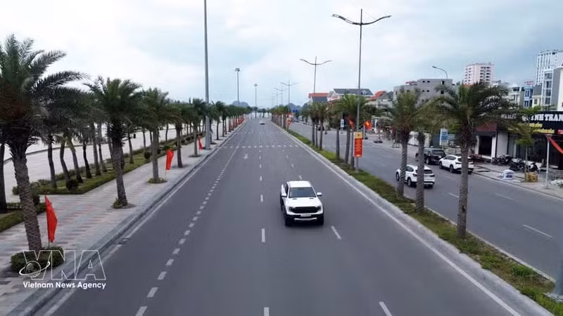 下龙锦普沿海公路。（图片来源：越通社）