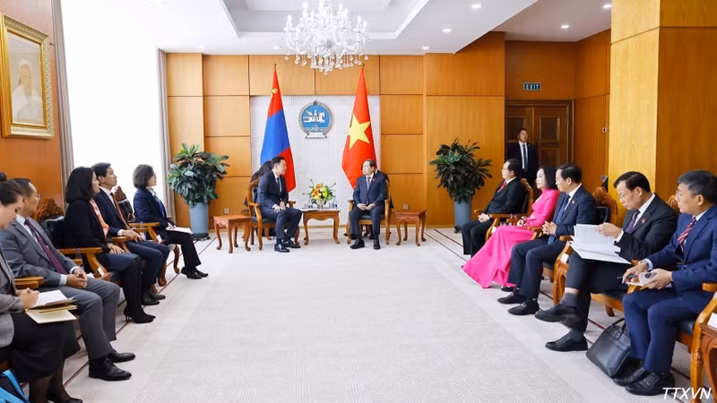 越南国会主席陈青敏会见蒙古国总理尼亚木奥斯尔·乌其尔勒。