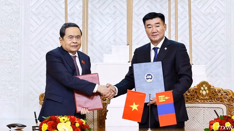 越南国会主席陈青敏与蒙古国家大呼拉尔主席桑达格·宾巴朝格特签署《越南国会与蒙古国议会合作谅解备忘录》。（图片来源：越通社）