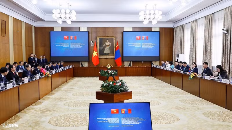 越南国会主席陈青敏与蒙古国家大呼拉尔主席桑达格·宾巴朝格特举行会谈。（图片来源：越通社）