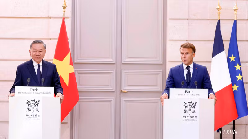 越共中央总书记、国家主席苏林同法国总统马克龙共同会见记者，通知会谈的结果。