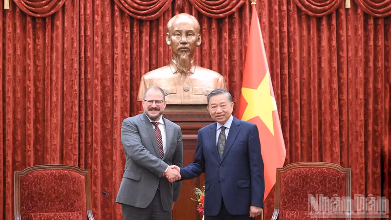 越共中央总书记、国家主席苏林与美国高通公司总裁兼首席执行官阿蒙握手合影。