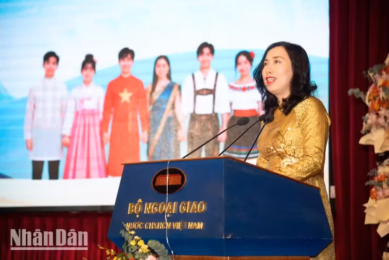 越南外交部副部长黎氏秋姮在开营仪式上致辞。（明维 摄）
