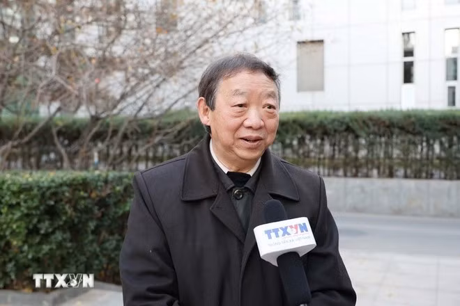 中国云南省社会科学院南亚—东南亚研究所名誉所长朱振明教授接受越通社驻北京记者的采访。（图片来源：越通社）