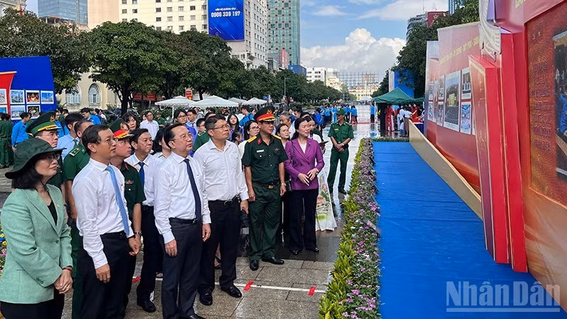 各位代表参观在阮惠步行街举行的图片展。（玲宝 摄）