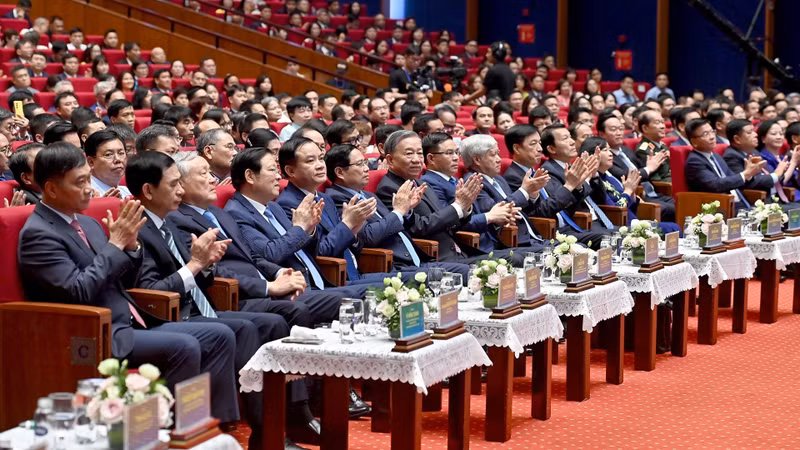苏林总书记、范明正总理以及党和国家领导人一同出席越南国家工业-能源集团成立50周年纪念典礼。