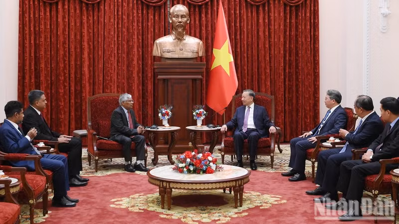 越共中央总书记、国家主席苏林会见孟加拉国驻越南大使穆罕默德·卢特福·拉赫曼。（登科 摄）
