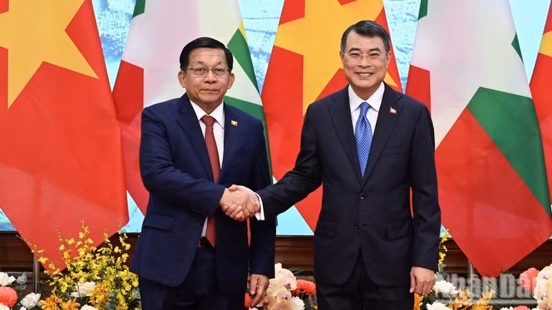 越南政府总理黎明兴会见缅甸总统敏昂莱。（陈海 摄）