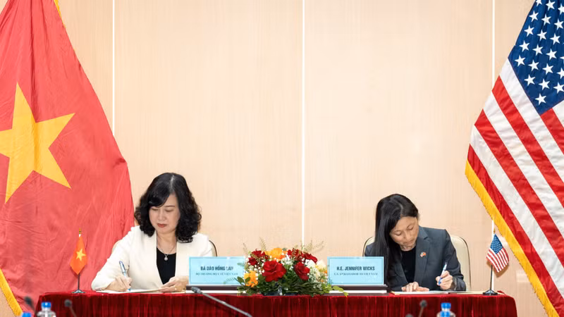 越南卫生部部长陶红兰与美国驻越南大使詹妮弗·威克斯·麦克纳马拉（Jennifer McNamara Wick）签署合作备忘录。（美国驻越南大使馆供图） 