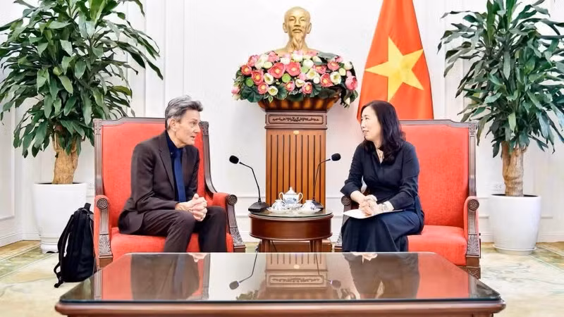 越南外交部副部长黎氏秋姮会见德国联邦议院外事委员会委员罗尔夫·米策尼希（Rolf Mutzenich）议员。（图片来源：baoquocte.vn）