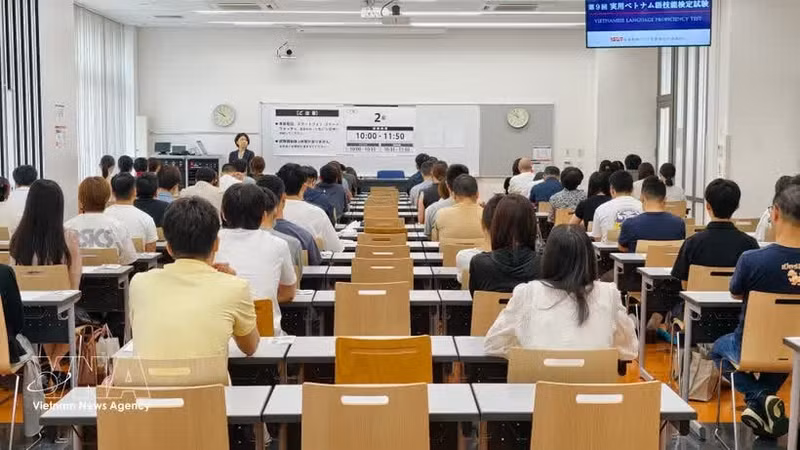 近千考生在日本参加越南语能力考试。（图片来源：越通社）