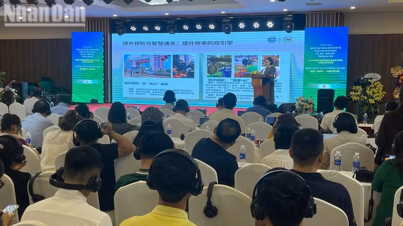 中国企业介绍该国榴莲消费市场情况。（功理 摄）