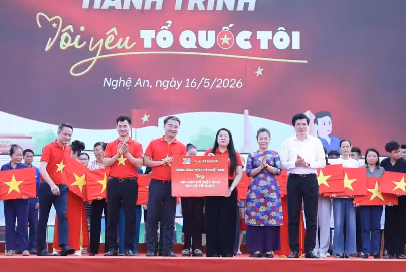 越南青年联合会中央委员会向义安省越南青年联合会赠送700幅越南地图和700面国旗。