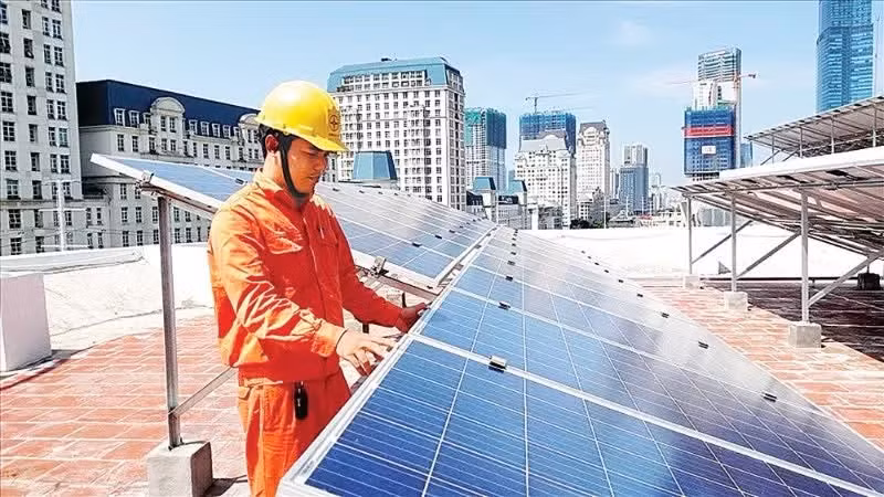 胡志明市电力行业工人安装屋顶太阳能系统。