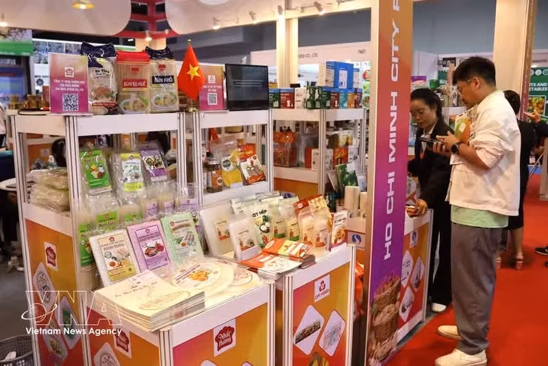 清真如今不仅限于食品领域，已发展成为一个全面的经济生态系统，涵盖饮料、化妆品、药品、物流、旅游、酒店、金融及多种其他服务行业。（图片来源：越通社）