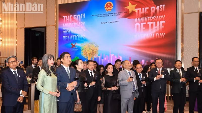 越南驻泰国大使馆8月18日晚在曼谷隆重举行仪式，庆祝八月革命胜利暨九·二国庆81周年以及越泰建交50周年。（明胜 摄）
