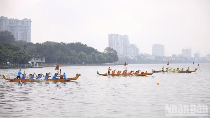 在河内西湖举办的龙舟赛事。（世大 摄）