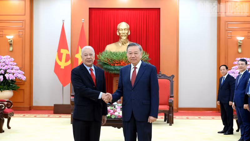 越共中央总书记、国家主席苏林与墨西哥劳动党总书记阿尔贝托·阿纳亚·古铁雷斯握手合影。