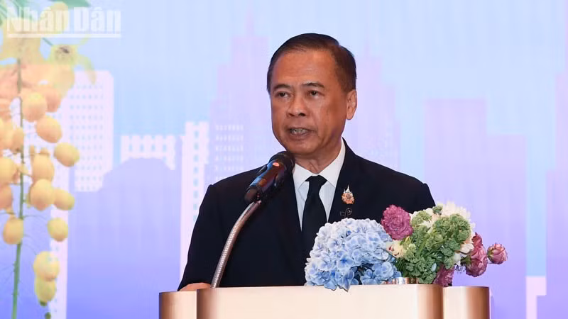泰国皇家政府代表、外交部副部长威查瓦·伊萨拉帕迪（Vijavat Isarabhakdi）在仪式上致辞。（春山 摄）