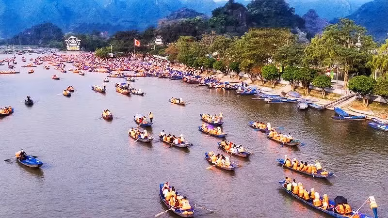 香寺是河内市最大的宗教旅游中心之一。今年的庙会活动持续至5月中旬，但截至4月底，游客量已达约77万人次。