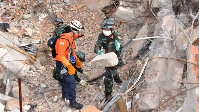 当地时间2026年7月3日，越南救援队在委内瑞拉地震灾区现场搜寻失踪人员（黄宇 摄）