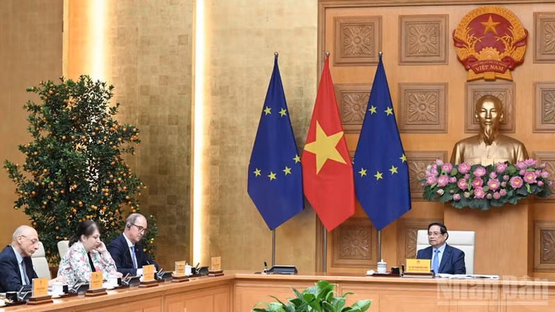 范明正总理会见20位欧盟及欧盟成员国驻河内大使及临时代办。（陈海 摄）
