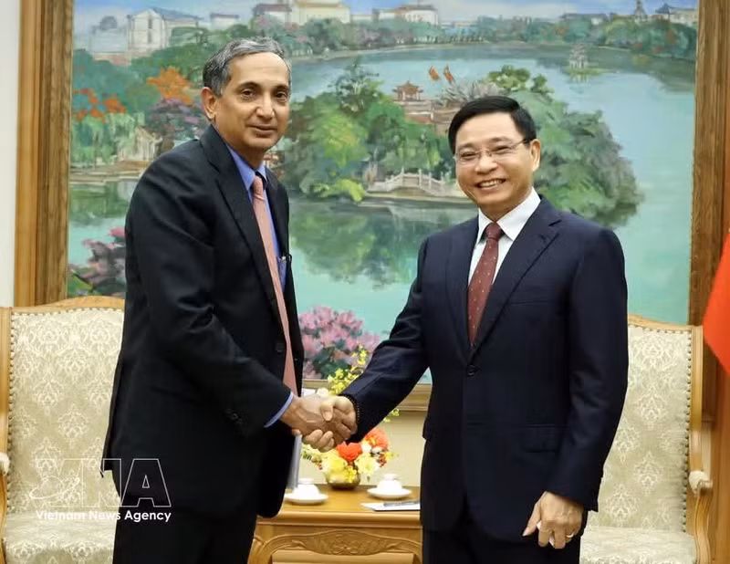 政府副总理阮文胜会见国际货币基金组织亚太部主任克里斯里尼瓦桑。（图片来源：越通社）