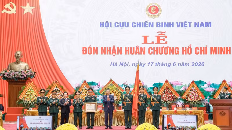 苏林总书记、国家主席代表党和国家向越南退伍军人协会授予胡志明勋章，以表彰协会为党和民族革命事业作出的重大贡献。
