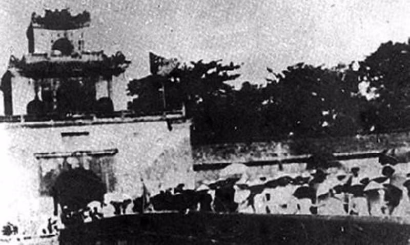 承天-顺化民众1945年8月23日参加夺取政权，并进入上四门。那一天是顺化革命取得胜利的日子。（图片来源：越通社）