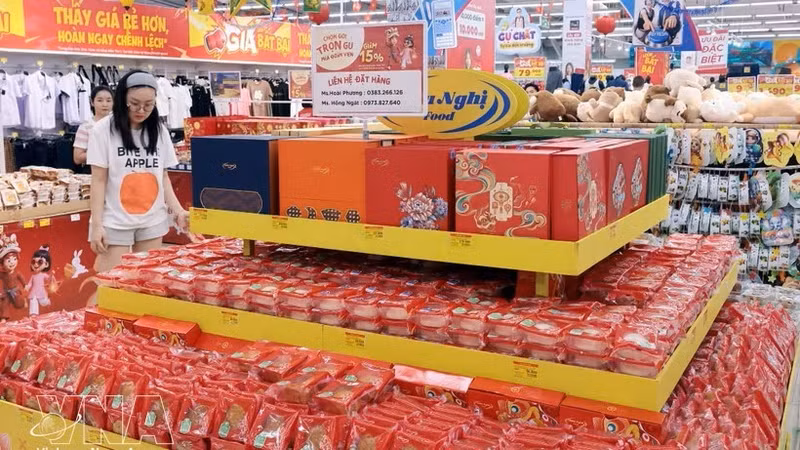 超市里摆放的中秋月饼摊位。（图片来源：越通社）