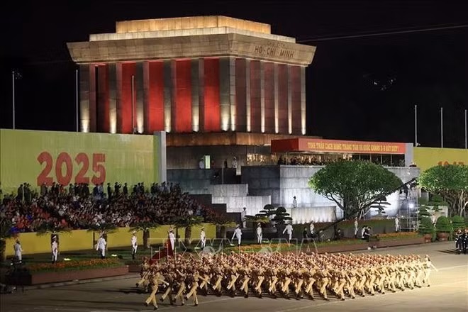 参加八月革命胜利暨九二国庆80周年庆典阅兵、游行活动（A80任务）的各力量首次在巴亭广场进行综合演练。（图片来源：越通社）