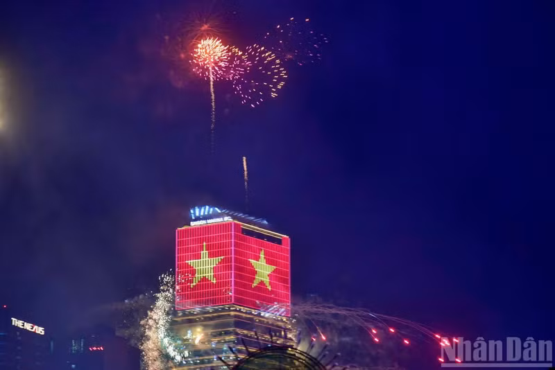胡志明市五彩烟花盛放，庆祝国家统一51周年。