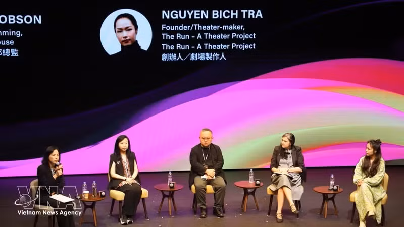 导演、剧场艺术家阮碧茶（右一）——独立剧场项目“The Run - A Theatre Project”创始人进行现场交流。（图片来源：越通社）