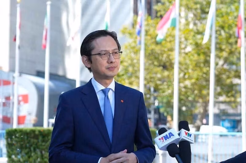 越南常驻联合国代表团团长杜雄越大使接受媒体记者采访。（越南常驻联合国代表团供图）