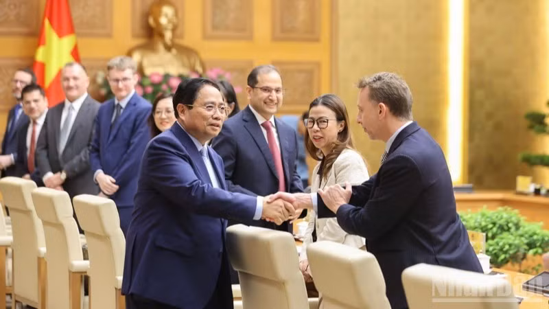 范明正总理与英国企业领导代表亲切握手。（陈海 摄）
