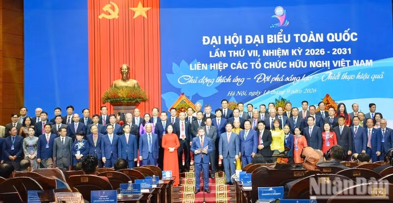 越南友好组织联合会第七届执行委员会（2026—2031年任期）在大会上亮相。（庆兰 摄）