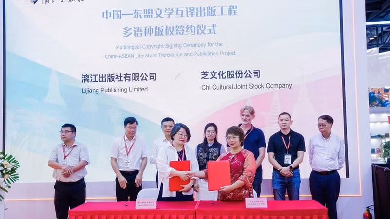 越南图书出版机构Chibooks与中国广西省漓江出版社签署合作协议。（图片来源：Chibooks）