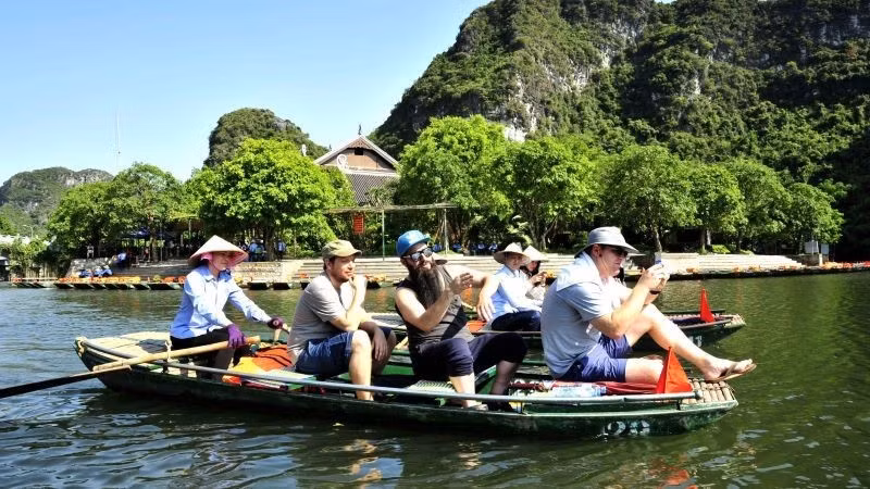 国际游客体验越南水上旅游活动。