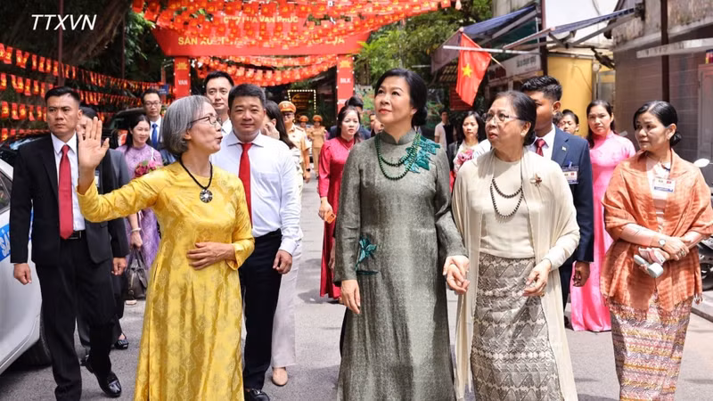 越共中央总书记、国家主席苏林夫人与缅甸总统夫人参观万福丝绸村。（图片来源：越通社）