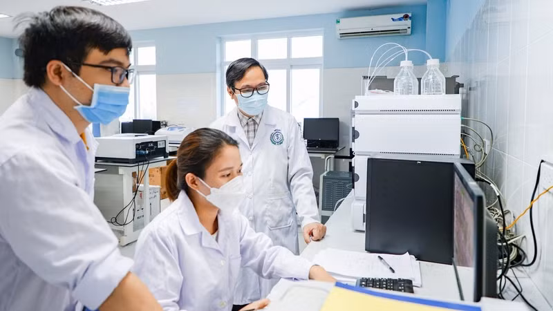 河内国家大学医药大学实验室内的科研活动。（叶玉 摄）