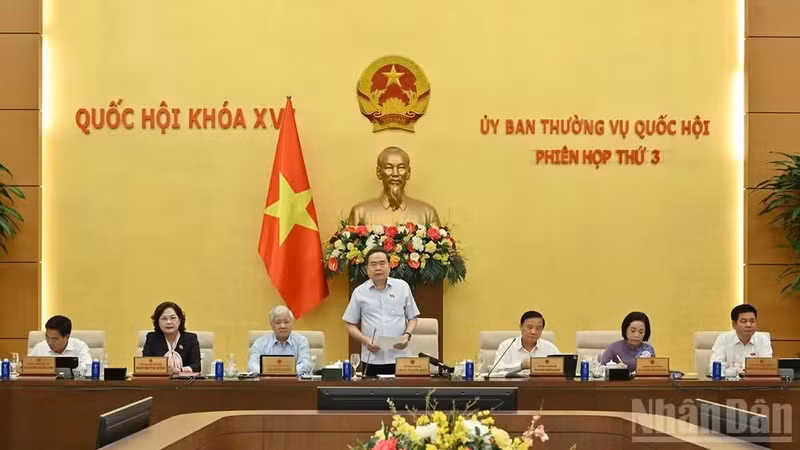 越南国会主席陈青敏在会上发表讲话。