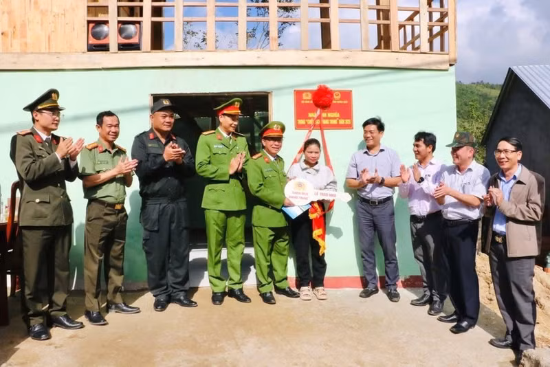“光忠行动”中首套住房落成并移交仪式在山西乡辉芒村一户家庭举行。（ 图片来源：越通社）