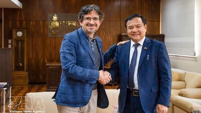 越南驻巴西大使裴文毅与南里奥格兰德联邦大学（UFRGS）副校长佩德罗·德·阿尔梅达·科斯塔亲切握手。（图片来源：越通社）