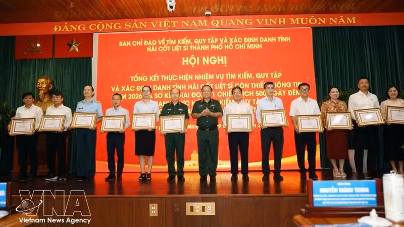胡志明市指委会向在战役实施过程中取得优异成绩的集体和个人颁发奖状。（图片来源：越通社）