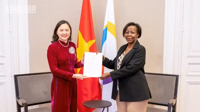越南常驻联合国教科文组织代表阮氏云英大使向法语国家国际组织秘书长路易丝·穆希基瓦博递交委任书。